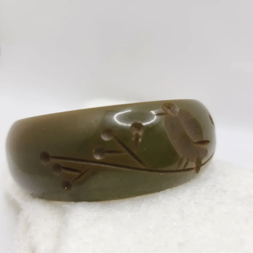 Vintage Bakelite Moss Green Bangle‎ Bracelet Etched Birds and Berries Motif 7.5